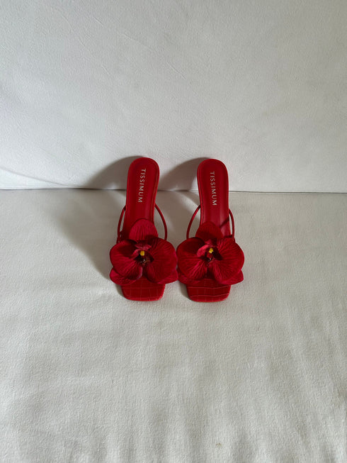zapatillas rojas con flores